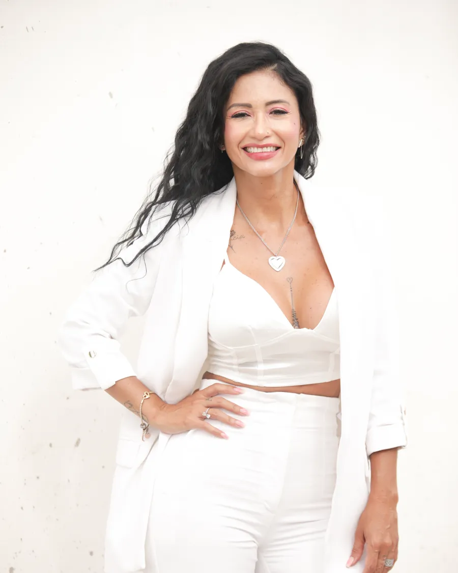Retrato de Luz Andrea Aza sonriendo, vestida de blanco