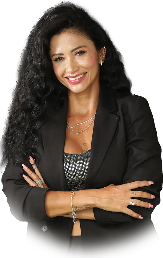 Luz Andrea Aza sonriendo con blazer negro y los brazos cruzados