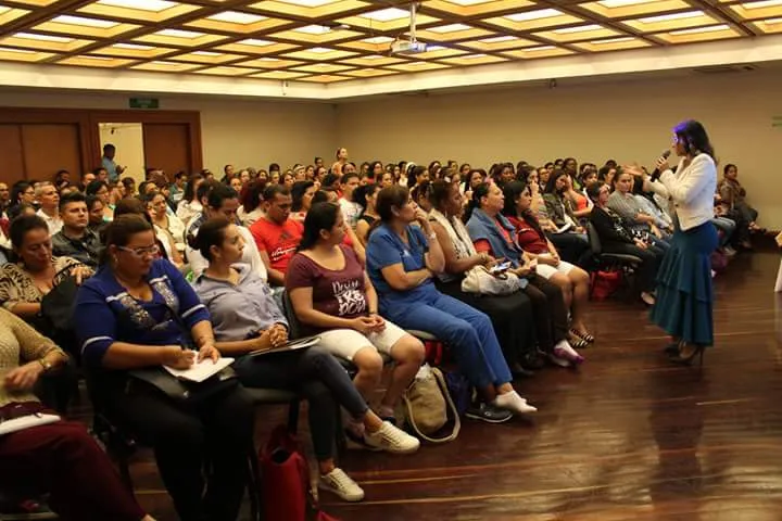 Luz Andrea Aza dirigiendo un taller presencial